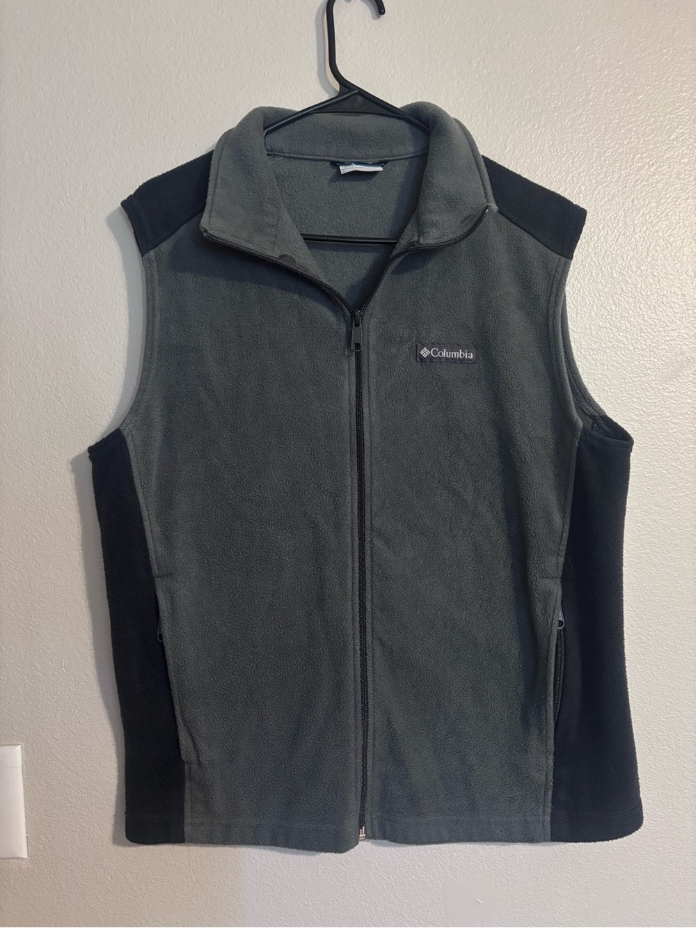 Columbia Men's Gray and Black Fleece Vest